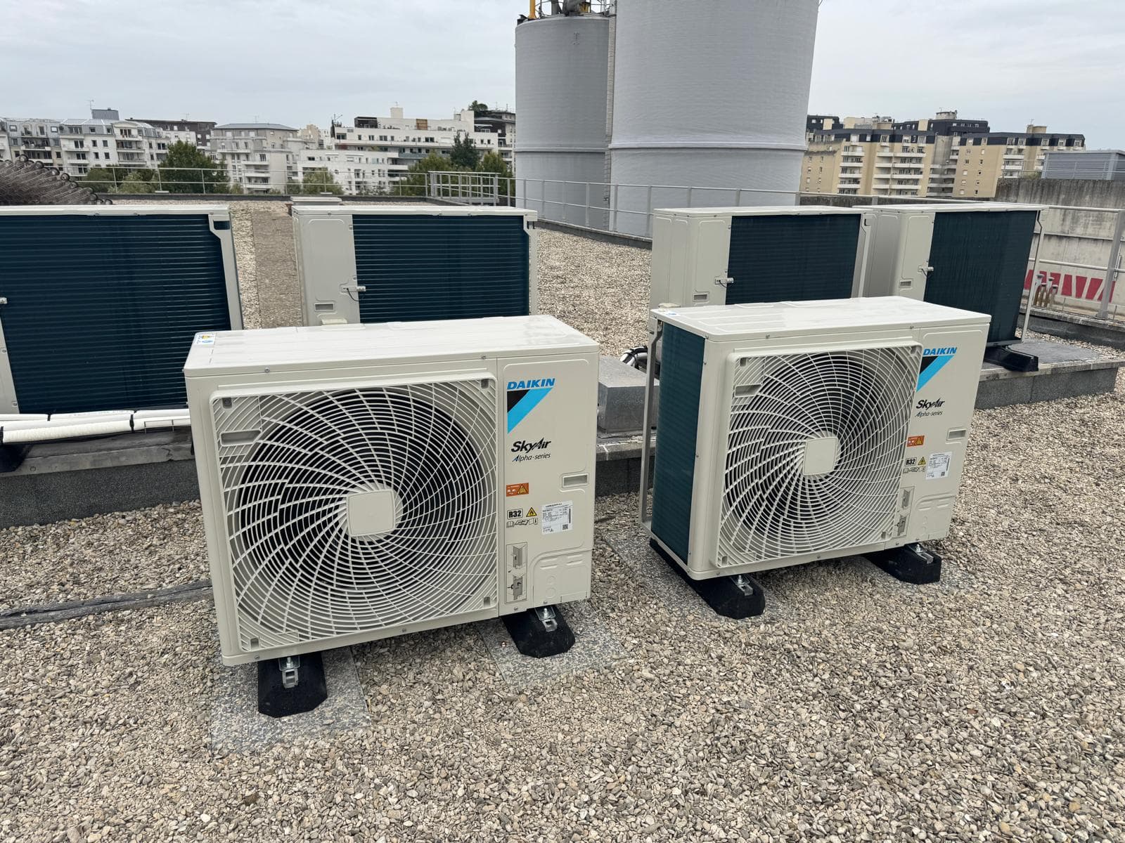 Groupes extérieurs Daikin sur toit bâtiment tertiaire