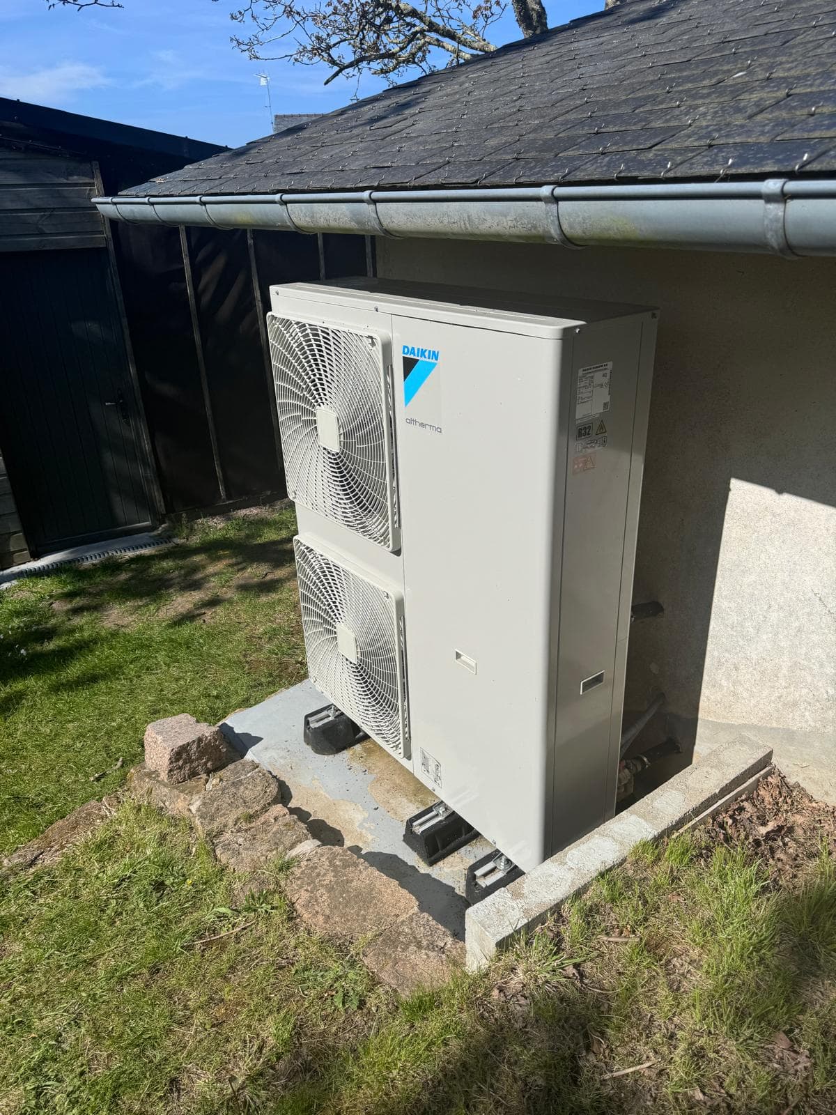 PAC Daikin Altherma unité extérieure jardin installation propre