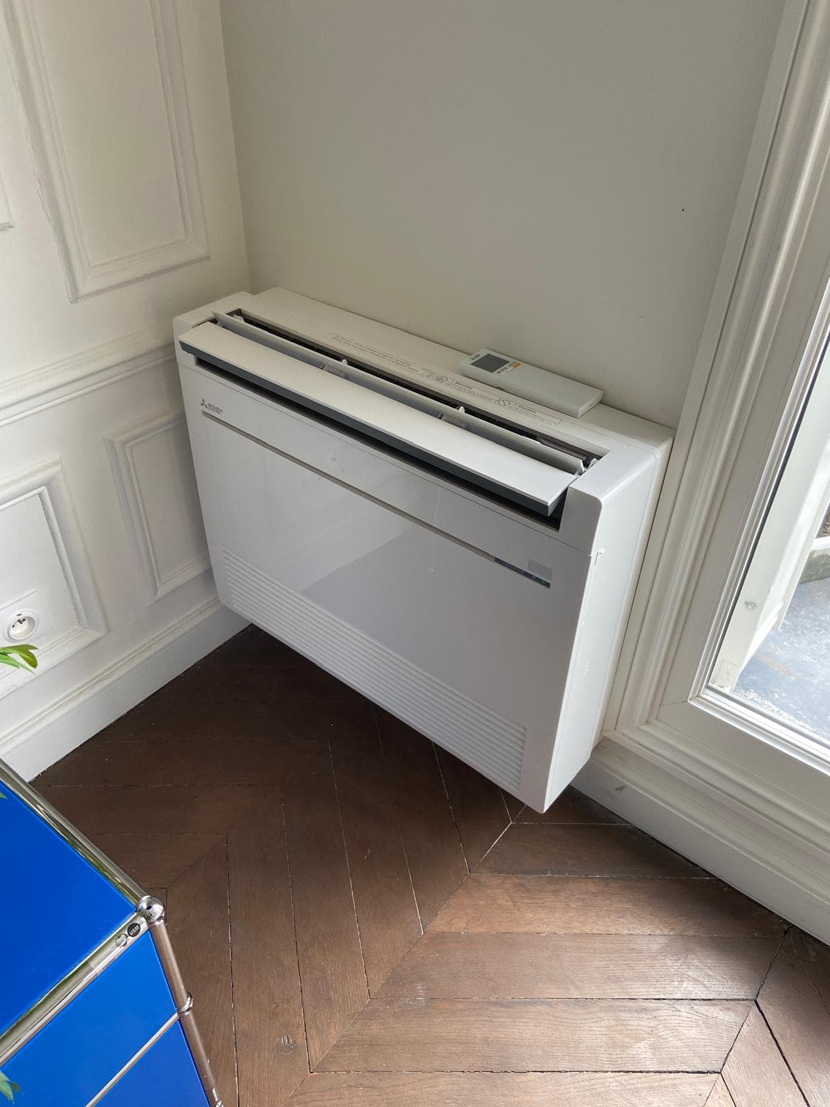 Console basse Mitsubishi appartement haussmannien parquet