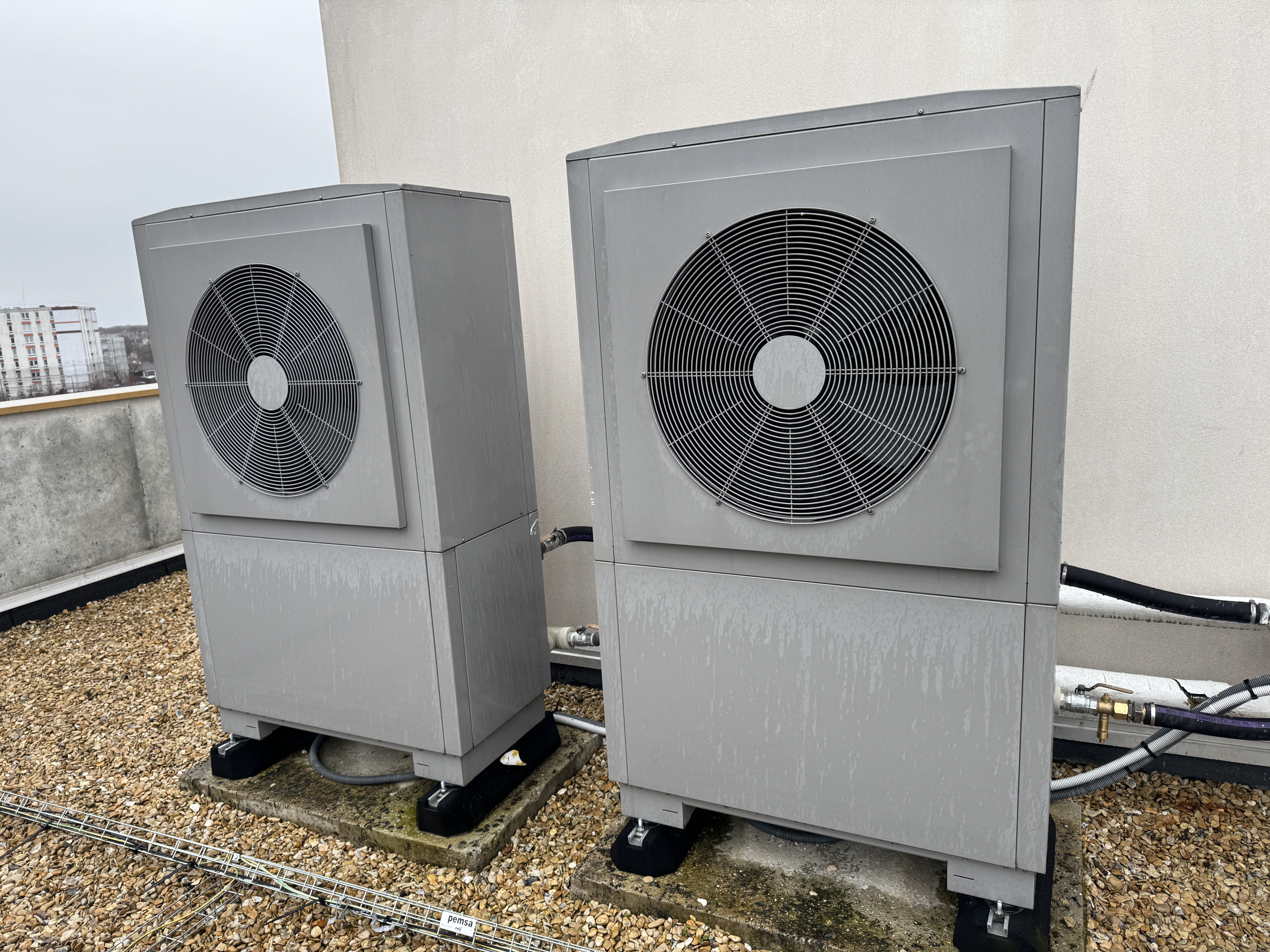 Unités extérieures PAC sur toiture immeuble copropriété